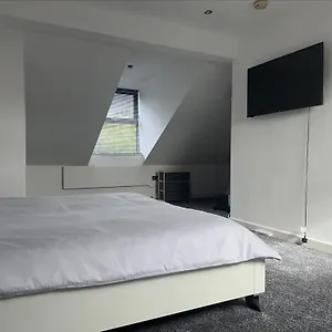 Homestay Homestay With Free Wi-fi, Parking And More, Darlington (Durham)